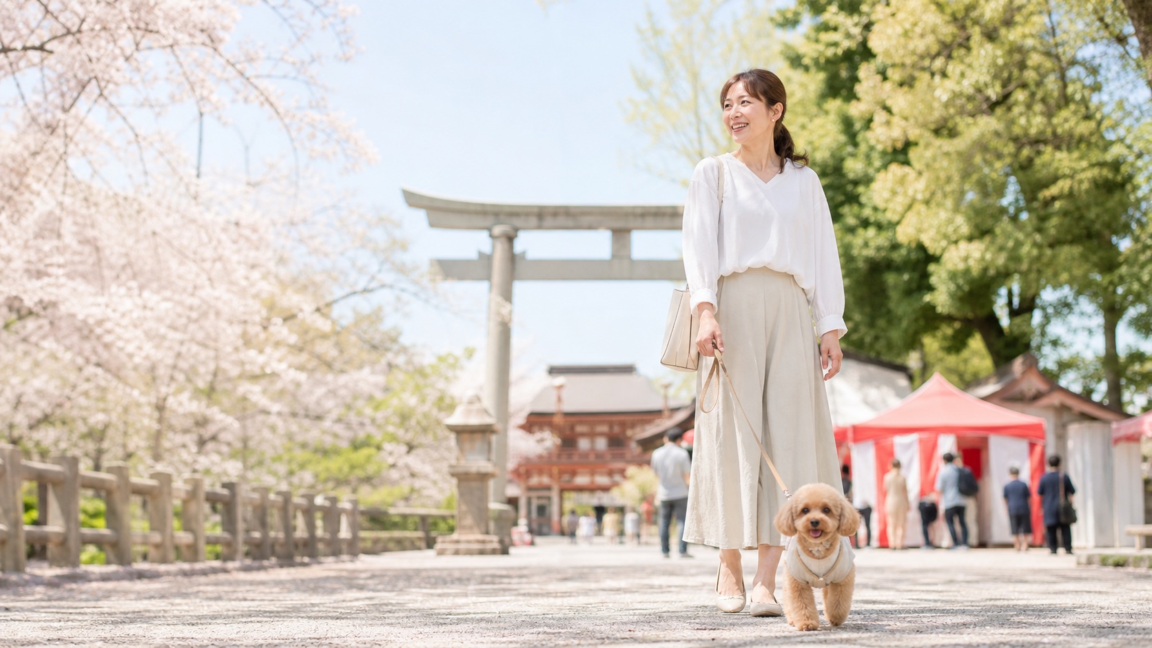 桜の咲く神社仏閣を愛犬と訪れる女性